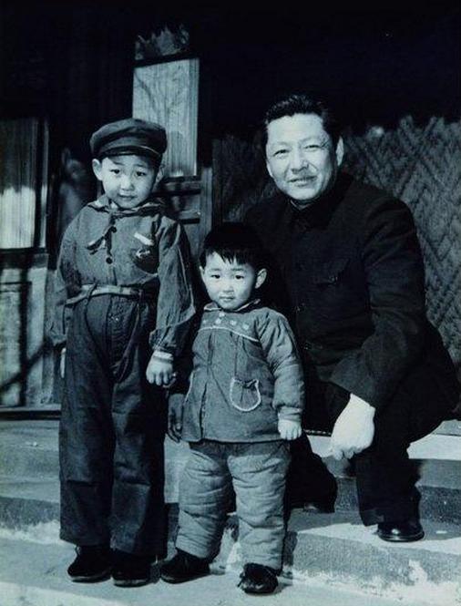 1958年,习仲勋与儿子近平、远平在一起.jpg